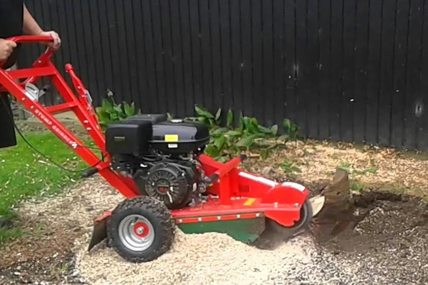 Med stubbefresen kan du fjerne gjenstridige stubber på null tid. Med stubbefresen kan du fjerne gjenstridige stubber på null tid.